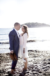 Spanien, Mallorca, schwangere Frau mit Mann am Strand - GDF000995