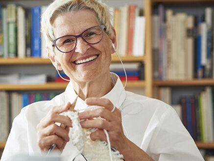 Portrait of knitting senior woman - DISF002493