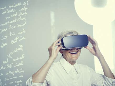 Senior woman wearing Virtual Reality Glasses - DISF002497