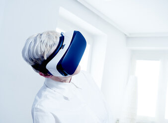 Ältere Frau trägt Virtual-Reality-Brille - DISF002500