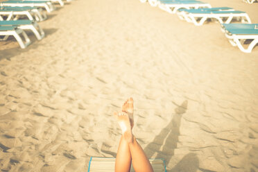 Spanien, Teneriffa, Beine einer jungen Frau am Strand - SIPF000513