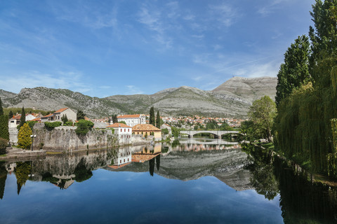 Bosnien und Herzegowina, Trebinje, Blick auf die Altstadt mit dem Fluss Trebisnjica im Vordergund, lizenzfreies Stockfoto