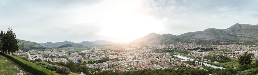 Bosnien und Herzegowina, Trebinje, Stadtbild bei Gegenlicht - ZEDF000144