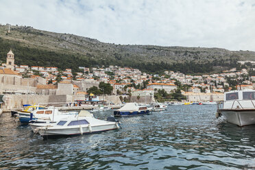 Kroatien, Dubrovnik, Blick auf die Stadt mit Yachthafen im Vordergrund - ZEDF000151