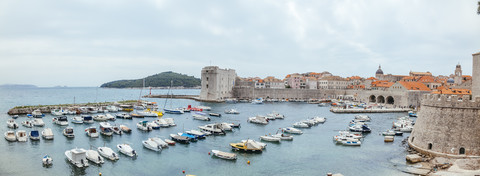 Kroatien, Dubrovnik, Blick auf den alten Hafen und die Festung St. Johannes, lizenzfreies Stockfoto