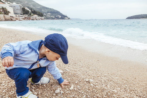 Kroatien, Dubrovnik, kleiner Junge am Strand, lizenzfreies Stockfoto