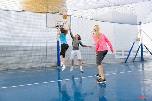 Drei Personen spielen Basketball auf einem Deck eines Kreuzfahrtschiffs - ONBF000015