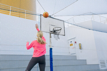 Frau spielt Basketball auf einem Deck eines Kreuzfahrtschiffs - ONBF000016