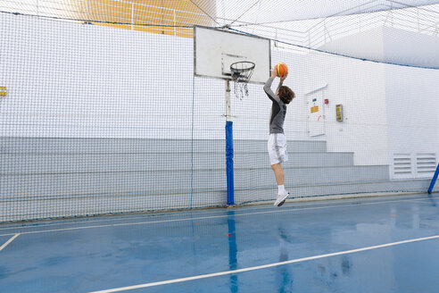 Junger Mann spielt Basketball auf einem Deck eines Kreuzfahrtschiffs - ONBF000017