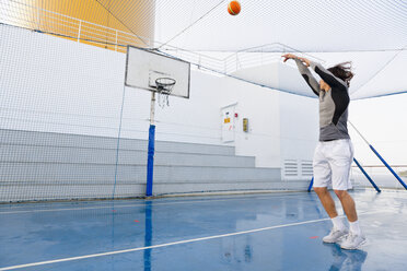 Junger Mann spielt Basketball auf einem Deck eines Kreuzfahrtschiffs - ONBF000018