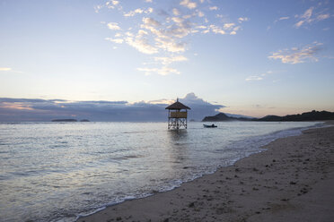 Indonesien, Küstenlinie der Insel Sumbawa - KNTF000281