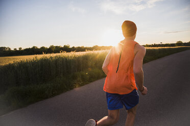 Deutschland, junger Mann beim Joggen, gegen die Sonne - UUF007378