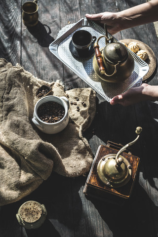 Kaffee servieren mit Vintage-Kaffeeservice, lizenzfreies Stockfoto