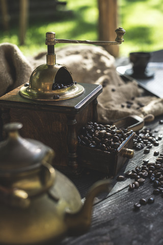 Mahlen von Kaffee mit einer alten Kaffeemühle, lizenzfreies Stockfoto