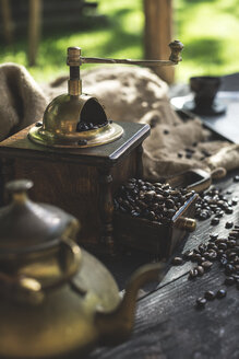 Mahlen von Kaffee mit einer alten Kaffeemühle - DEGF000800