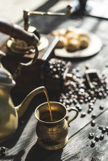 Kaffee in eine alte Kaffeetasse gießen - DEGF000801