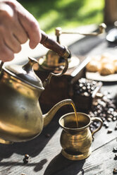 Kaffee in eine alte Kaffeetasse gießen - DEGF000802