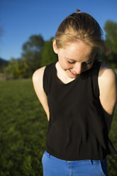 Porträt eines lächelnden Mädchens im Teenageralter - MRAF000059