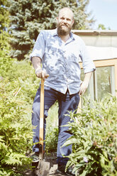 Young man working garden - SEGF000548