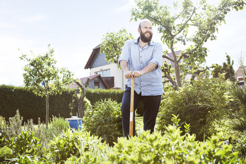 Junger Mann bei der Gartenarbeit - SEGF000550