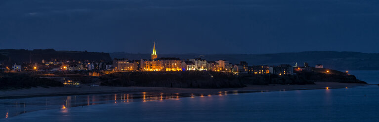 UK, Wales, Pembrokeshire, Panoramablick auf Tenby bei Nacht - ALRF000461