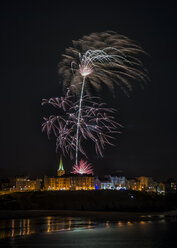 UK, Wales, Pembrokeshire, Tenby, Neujahrsfeuerwerk - ALRF000462