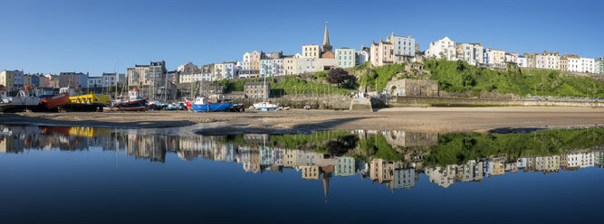 UK, Wales, Pembrokeshire, Tenby, Panoramablick auf den Hafen, Ebbe, Wasserspiegelung - ALRF000466