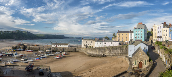 UK, Wales, Pembrokeshire, Tenby, Blick auf den Hafen - ALRF000467