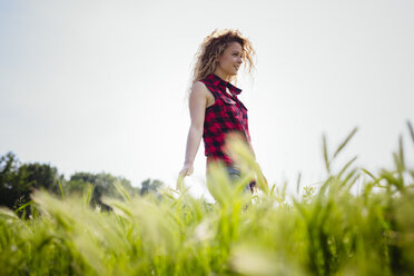 Woman walking in the field - GIOF001127