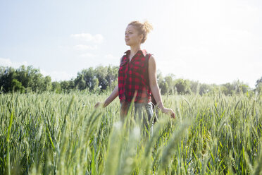 Frau in einem Feld stehend - GIOF001149