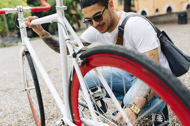 Junger Mann mit Fahrrad im Freien - GIOF001169