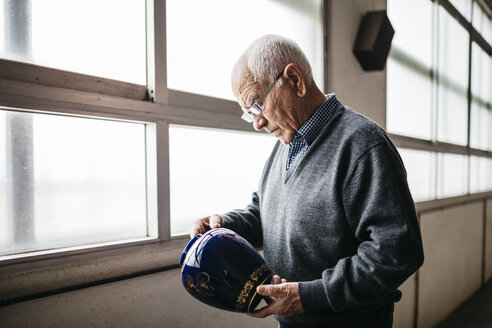 Elderly man reviewing the ceramic vase - JRFF000693