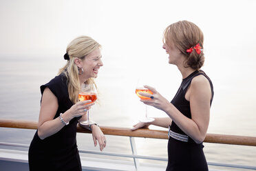 Zwei lachende Frauen mit Aperitif an Deck eines Kreuzfahrtschiffes - ONBF000027