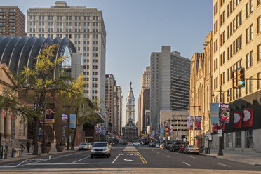 USA, Philadelphia, Blick auf Broad Street und City Hall am Abend - MELF000117