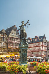 Deutschland, Frankfurt, Blick auf die Ostzeile und den Gerechtigkeitsbrunnen im Vordergrund - TAMF000473