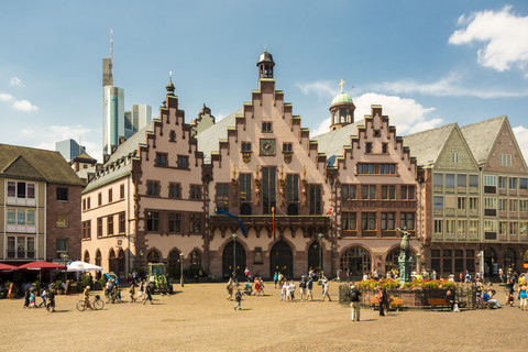 Deutschland, Frankfurt, Roemerberg und Gerechtigkeitsbrunnen am Marktplatz, lizenzfreies Stockfoto