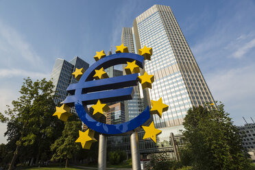 Deutschland, Frankfurt, großes Euro-Symbol und Wolkenkratzer der Europäischen Zentralbank im Hintergrund - TAMF000476