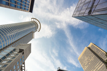 Deutschland, Frankfurt, Wolkenkratzer im Finanzviertel von unten gesehen - TAMF000477