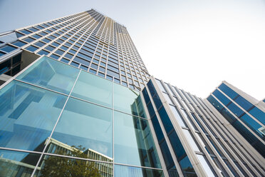 Deutschland, Frankfurt, Glasfassaden von modernen Bankgebäuden - TAMF000478