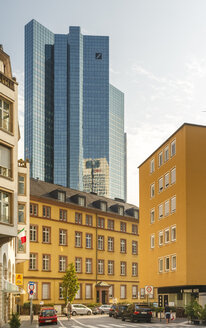 Deutschland, Frankfurt, modernes Bankgebäude hinter altem Gebäude - TAM000481