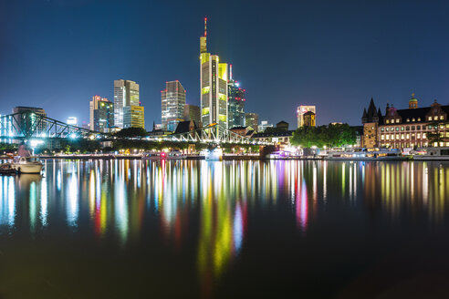 Deutschland, Frankfurt, beleuchtete Skyline mit Main im Vordergrund - TAMF000490