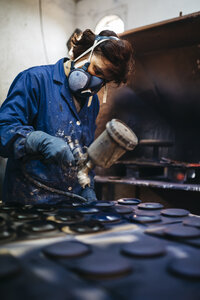 Arbeiterin bemalt Keramik mit Spritzpistole - JRFF000707