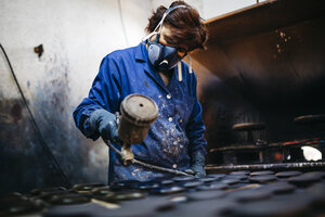 Arbeiterin bemalt Keramik mit Spritzpistole - JRFF000708