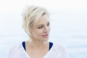 Porträt einer blonden Frau vor dem Meer - ONBF000030