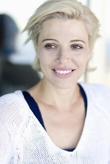 Porträt einer lächelnden blonden Frau - ONBF000031