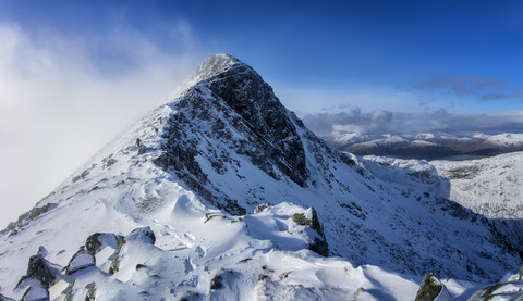 Schottland, Glencoe, Beinn a'Bheithir, Bergsteigen im Winter, lizenzfreies Stockfoto