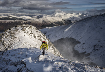 Schottland, Glencoe, Beinn a'Bheithir, Bergsteigen im Winter - ALRF000475