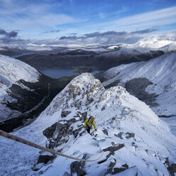 Schottland, Glencoe, Beinn a'Bheithir, Bergsteigen im Winter - ALRF000480