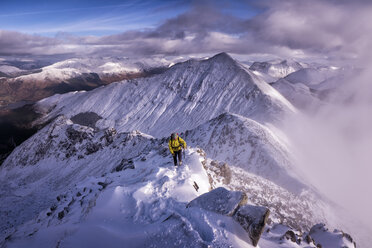 Schottland, Glencoe, Beinn a'Bheithir, Bergsteigen im Winter - ALRF000482