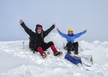 Großbritannien, Schottland, Glencoe, Beinn a'Bheithir, Bergsteigen im Winter, zwei Bergsteiger - ALRF000485